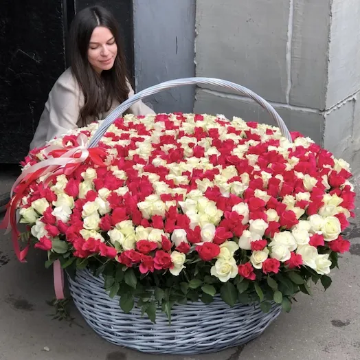 1001 красная и белая роза в корзине