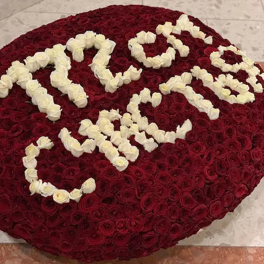 1001 роза с надписью