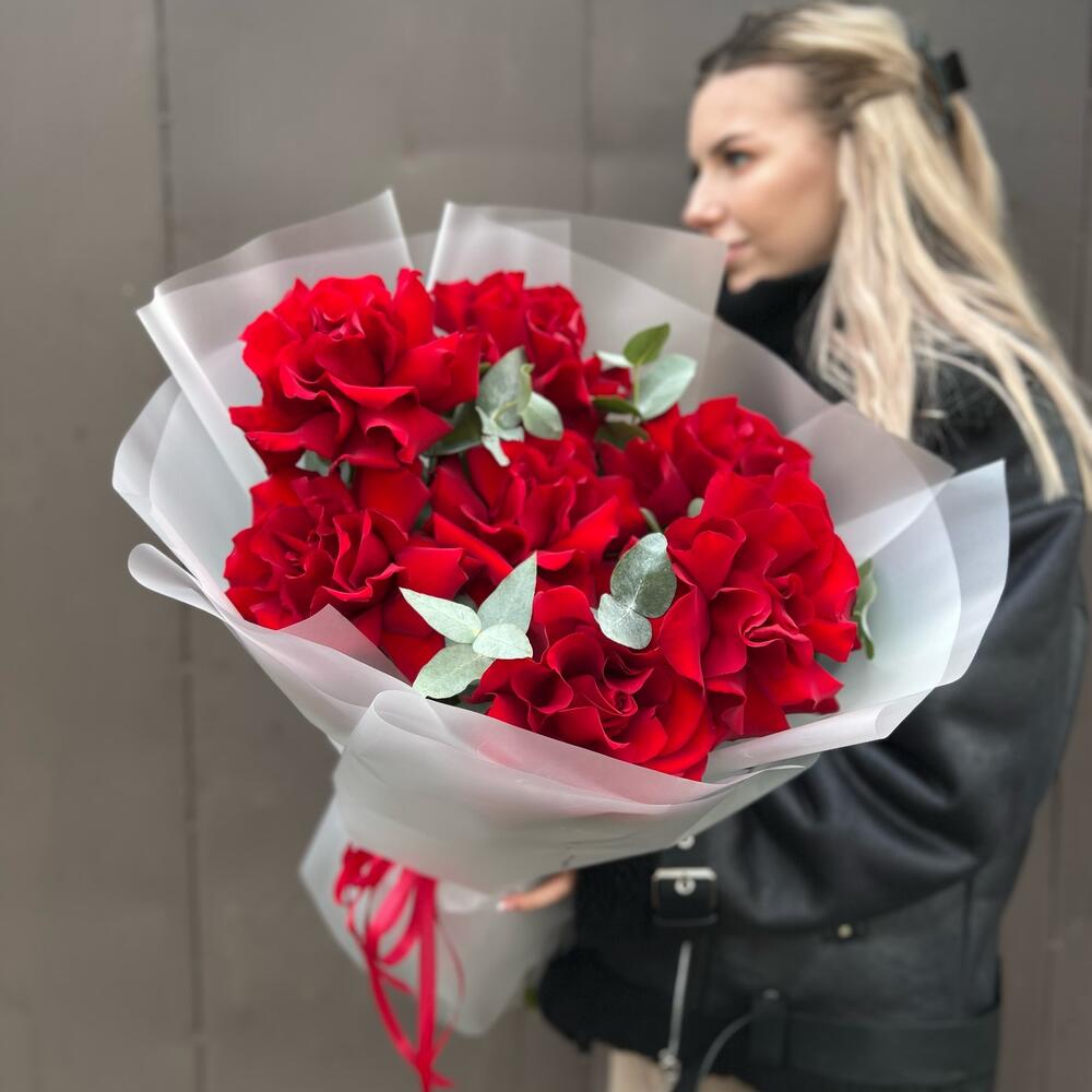 Королевские Розы с эвкалиптом 7 шт