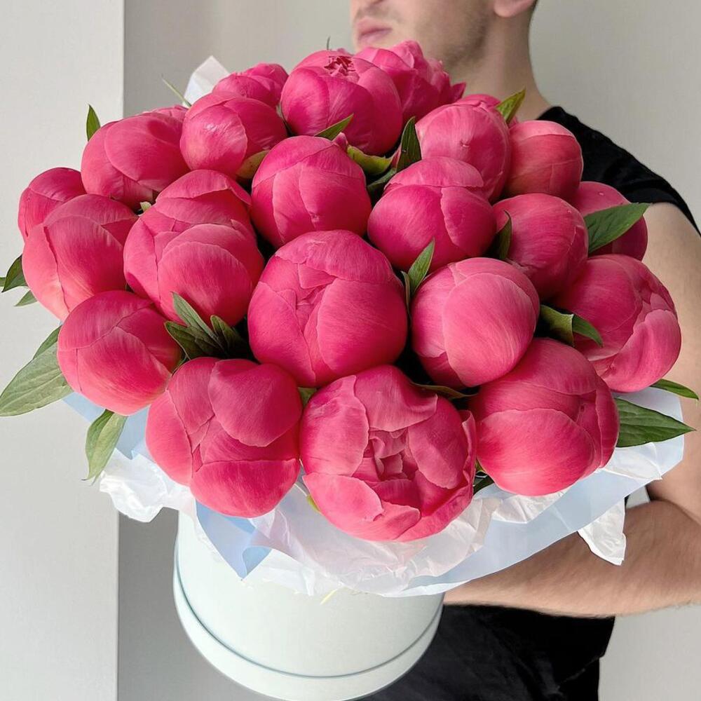 Коралловые пионы 25 шт в шляпной коробке