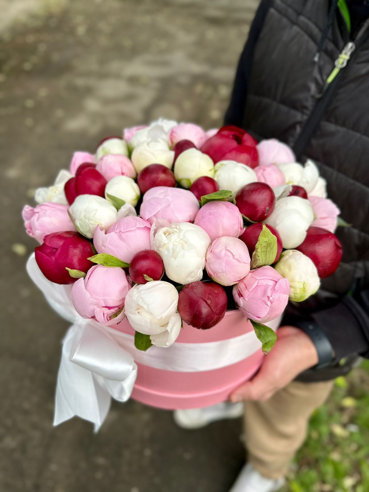 Микс пионов 51 шт в шляпной коробке