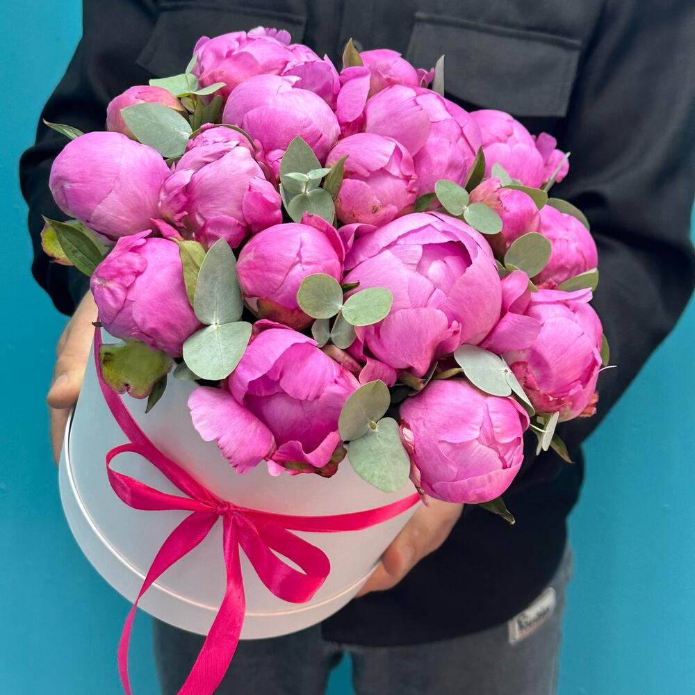 Малиновые пионы 15 шт в шляпной коробке