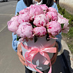 Розовые пионы 21 шт в шляпной коробке