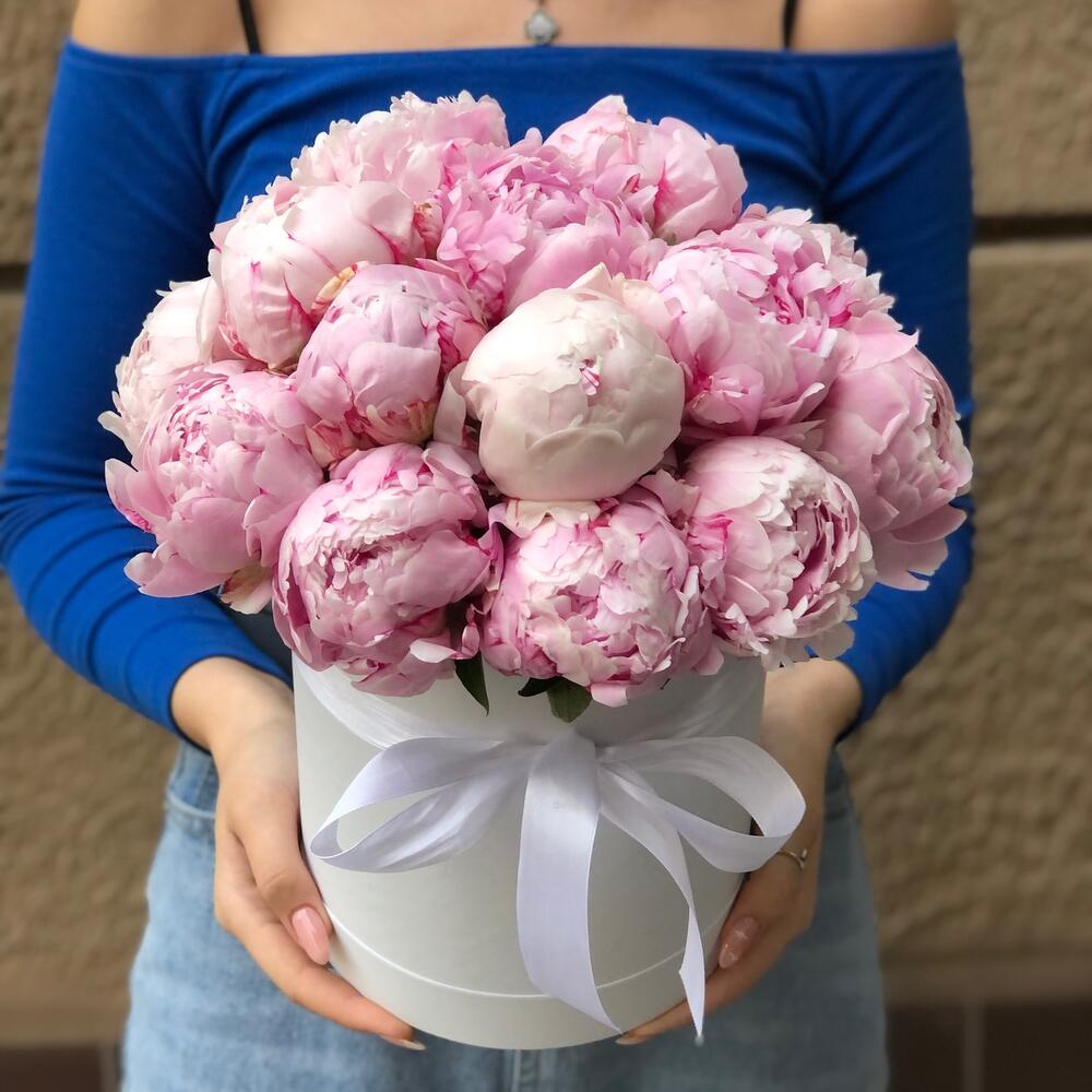 Розовые пионы 15 шт в шляпной коробке