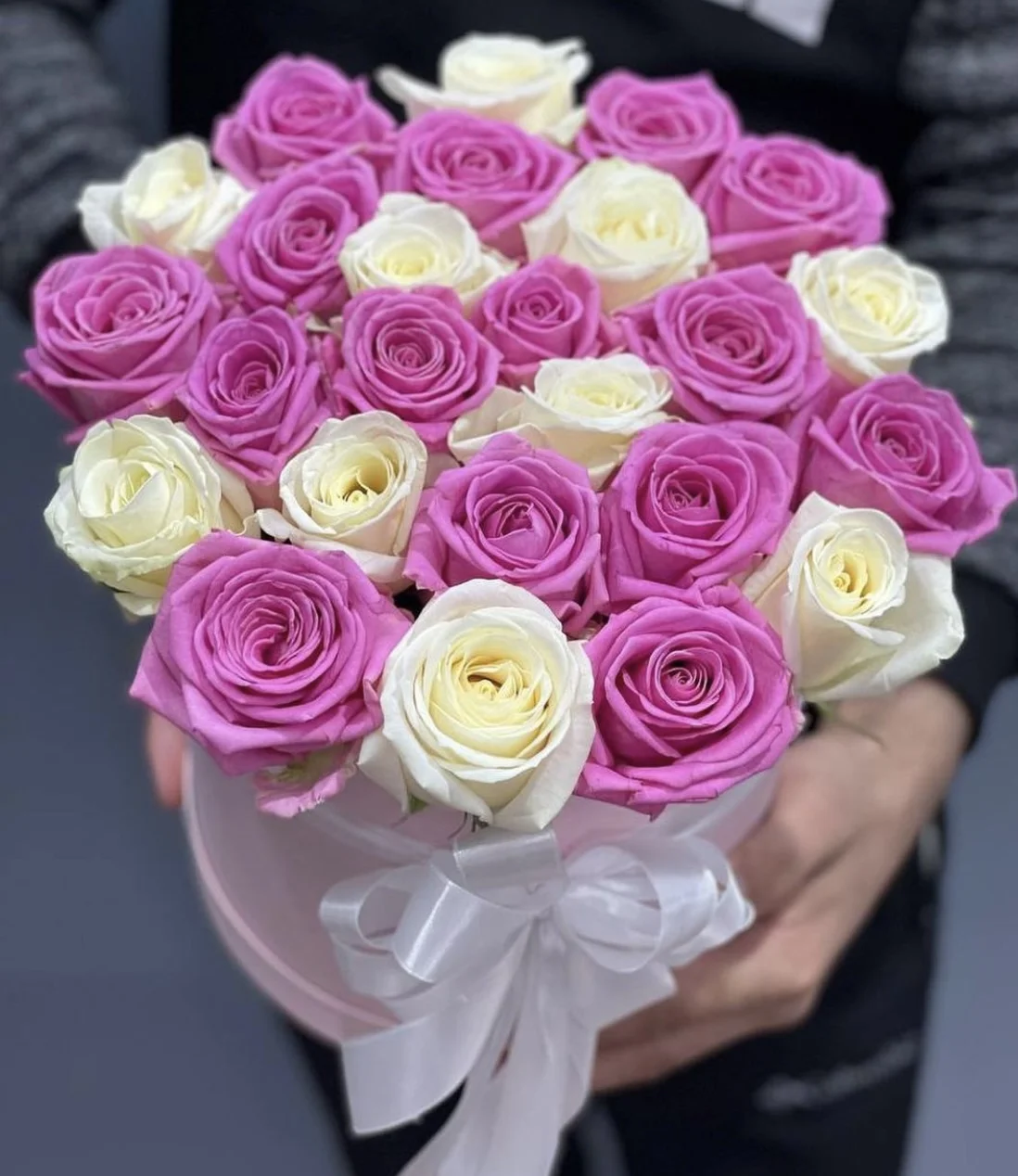 Розовые Розы микс в коробке