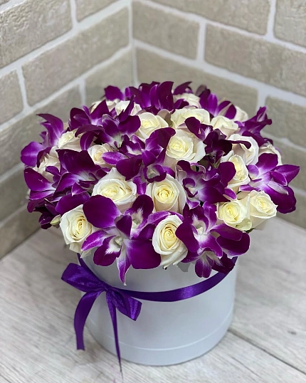 Белые розы и Розовая Орхидея в коробке