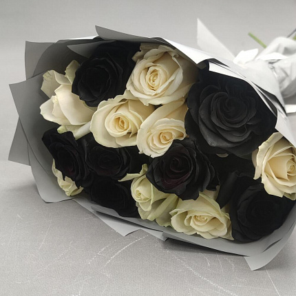 Черные и Белые Розы 15 шт
